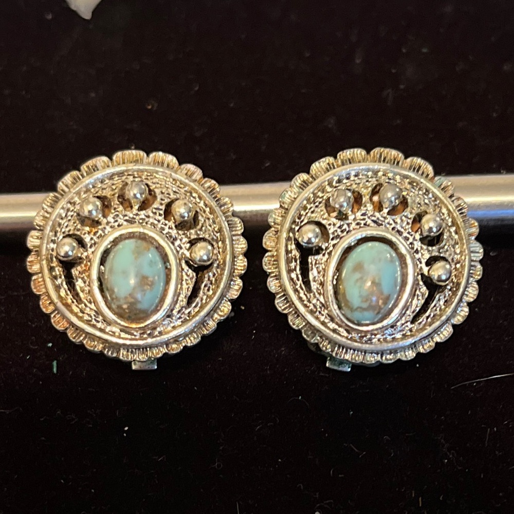 VTG SARAH COVENTRY Southwestern SilverTone Faux Turquoise 1” Clip-on Earrings